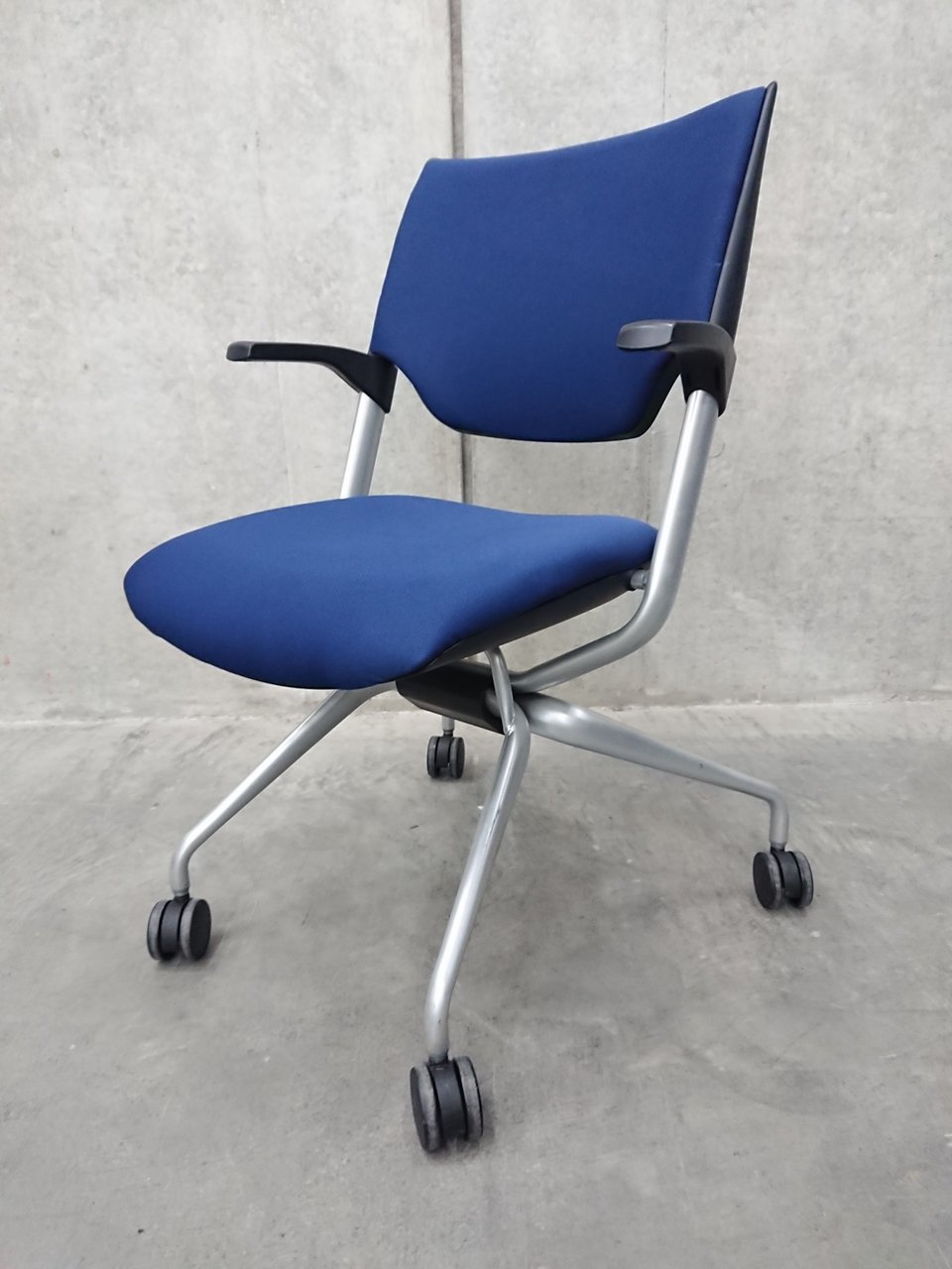 【関東倉庫在庫商品】イトーキ製　レクシブ　ネスティングチェア◆数量揃います！まずはご相談ください！
                        レクシブ 
                                    中古
            