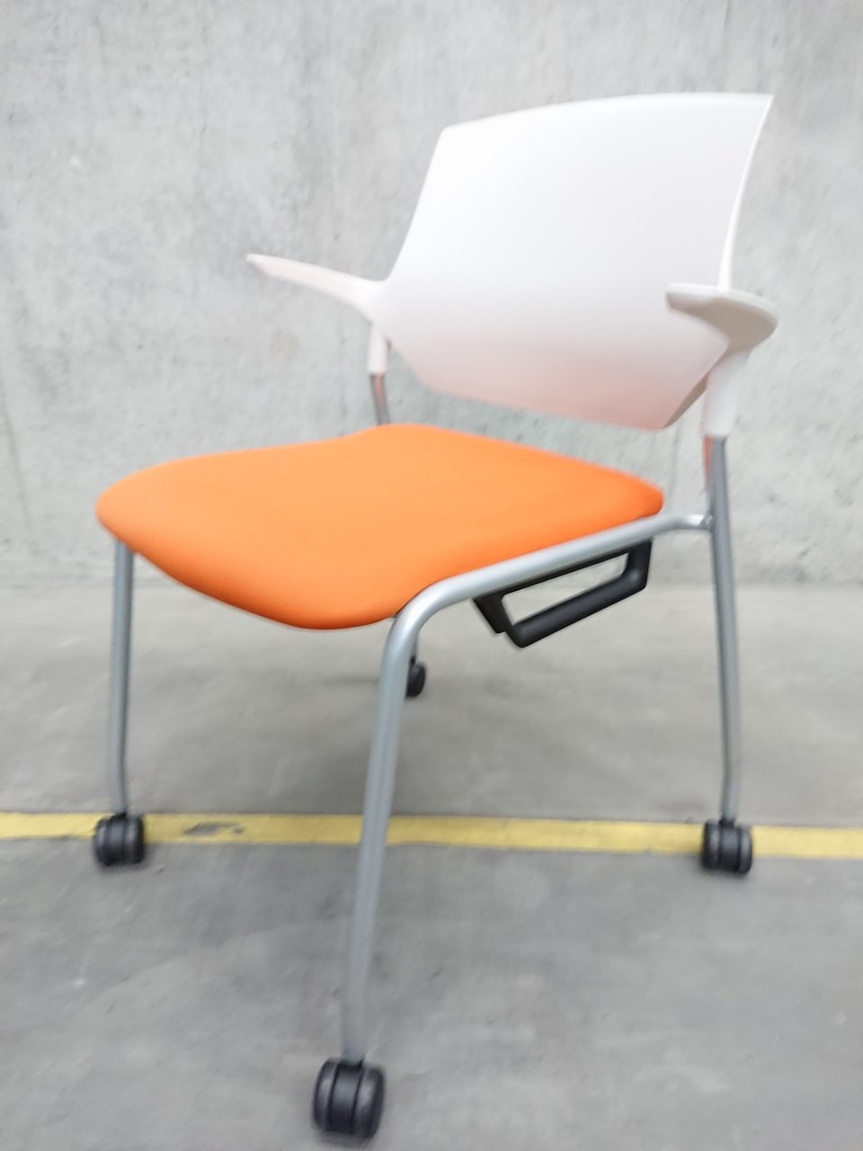 【関東倉庫在庫商品】スマートなデザインのネスティングチェア入荷致しました!! 肘かけ付きでリラックス！【跳ね上げることでネスティング可能です！】(管理番号：A00700912) 
                        ステンザ 
                                    中古
            