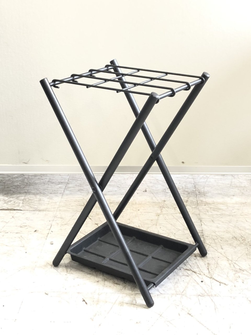 ひっそりと佇むコンパクトな傘立て入荷。
陰からみんなを支えるんだ。
そんな強い意志を感じます。
                        その他シリーズ
                                    中古
            