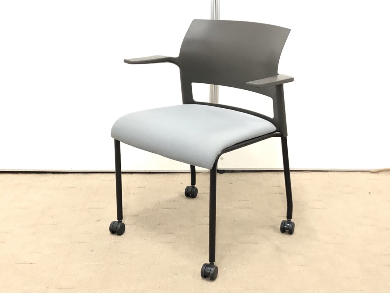 【便利な肘付きミーティングチェア！】
使わない時には重ねて収納可能なのです
                        その他シリーズ
                                    中古
            