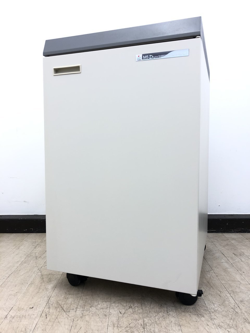 【2006年製】【ストレスフリーなパワフル裁断！】業務用シュレッダー入荷！B3用紙対応・スパイラルカット
                        DMシリーズ 
                                    中古
            