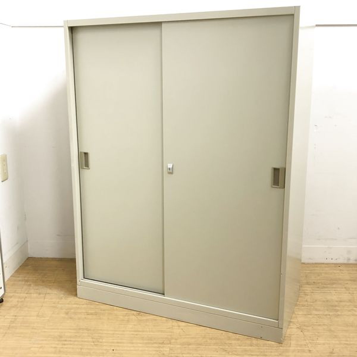 ナイキ製　スチール引き戸書庫　鍵付き　
                        その他シリーズ
                                    中古
            