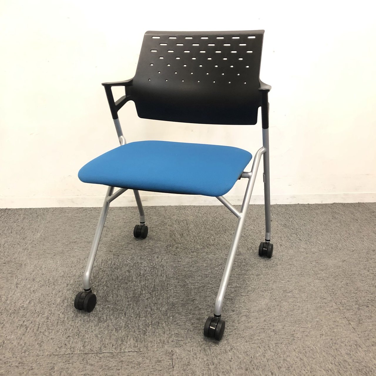 【2脚入荷】コクヨ製スタッキングチェア｜シンプルなデザインで使いやすい！入れ替えや新規立ち上げにもおすすめ！使わない時は折りたためて片付け簡単！
                        ピエガ（背樹脂タイプ） 
                                    中古
            