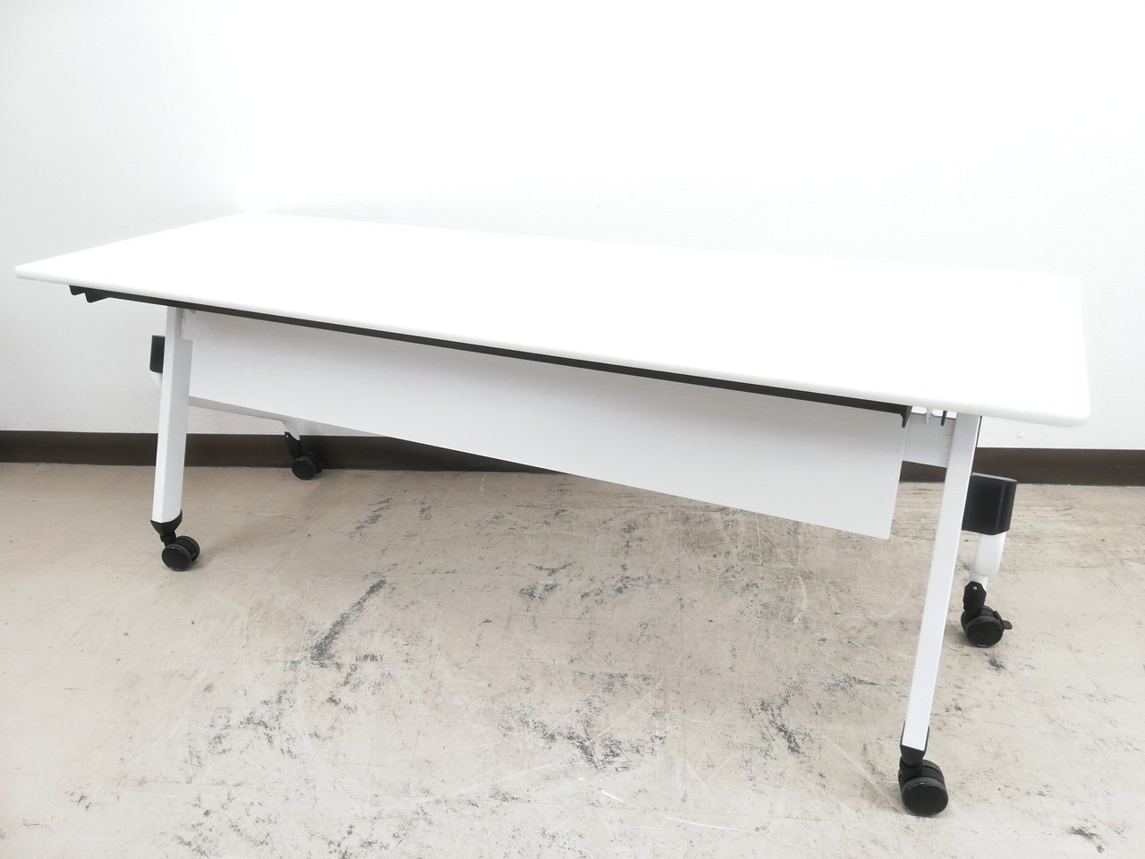 【4台入荷】【状態要考慮】収納性◎平行スタックテーブル【幅1800/奥行600mm】◆イノウエ製【RP】
                        その他シリーズ
                                    中古
            