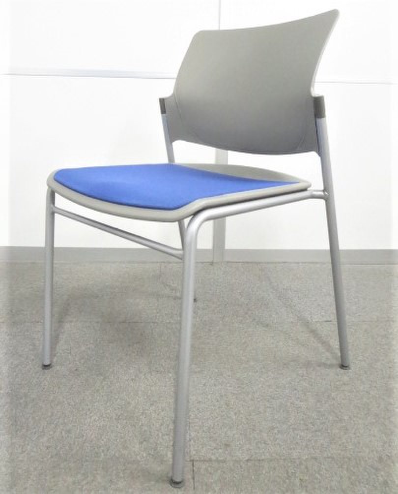 【コンパクトに使いやすい！】■オカムラ製　スタッキングチェア　ブルー
                        フォルマ 
                                    中古
            