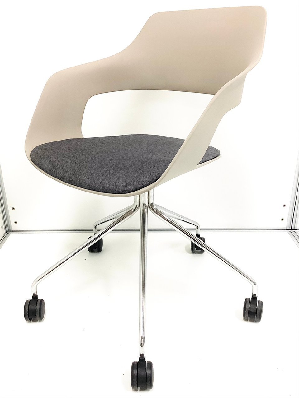 大人気／デザイナーズ家具／多目的／アームチェア　◆Wilkhahn／ウィルクハーン　◆Occo.／オッコ ※横浜店撮影画像※
                        Occo.
                                    中古
            