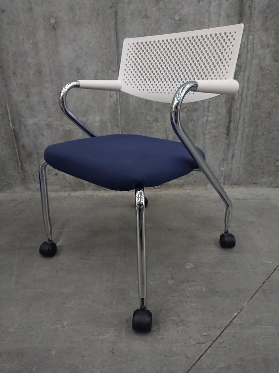 座り心地いいチェア【関東倉庫在庫商品】【海外メーカー】【RP】
                        ビザロール 
                                    中古
            