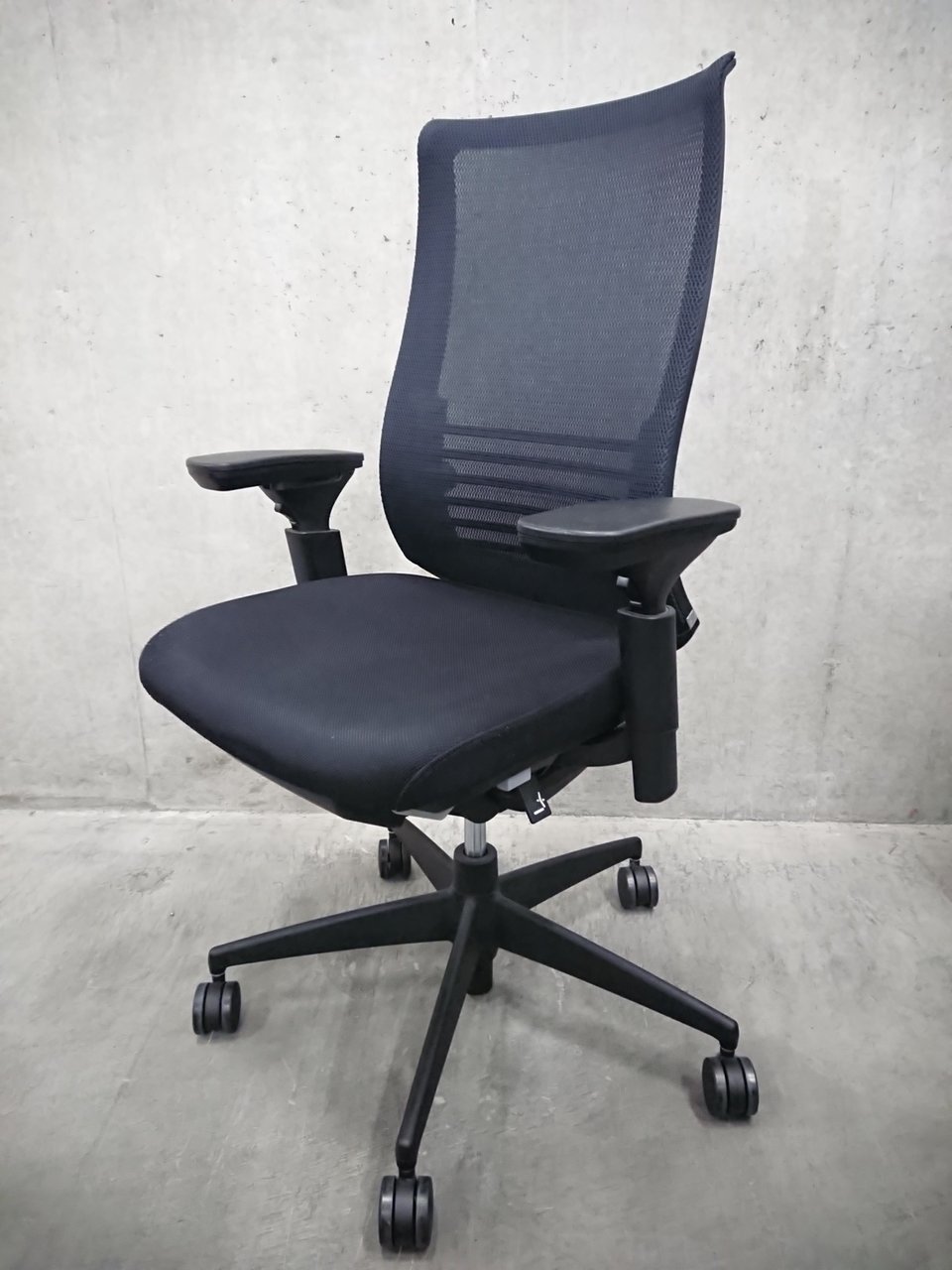 【近日入荷！】ブラックベゼル（Bezel）チェア※可動肘掛け＆ランバーサポート付仕様◆コクヨ製【RP】
                        ベゼル（樹脂脚) 
                                    中古
            