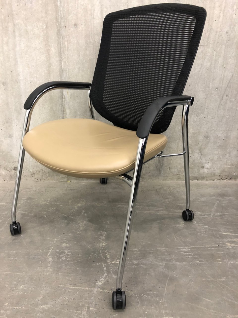 【デザイナーズ家具】 オカムラ製　コンテッサ　ミーティングチェア【関東倉庫在庫】■気軽に打ち合わせ
                        コンテッサ 
                                    中古
            