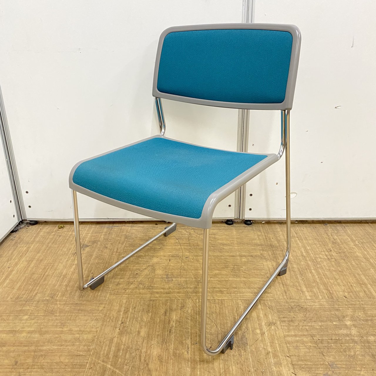 【セミナーや会議にオススメ】収納可能な定番のスタッキングタイプ
                        890シリーズ 
                                    中古
            