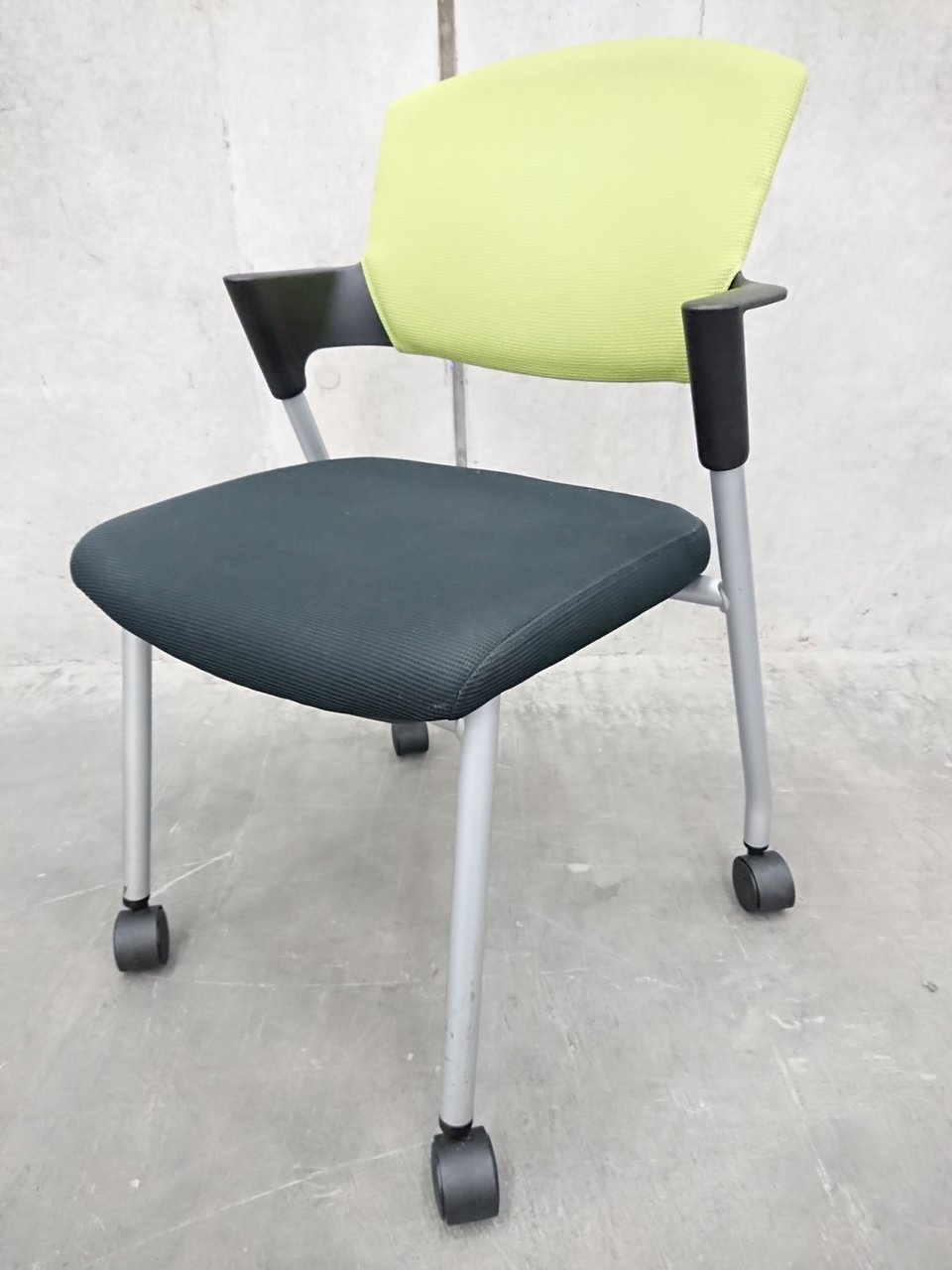 コクヨ製　プロッティ　人気のスタッキングチェア！限定3脚　コスト重視
                        プロッティ（キャスター付） 
                                    中古
            