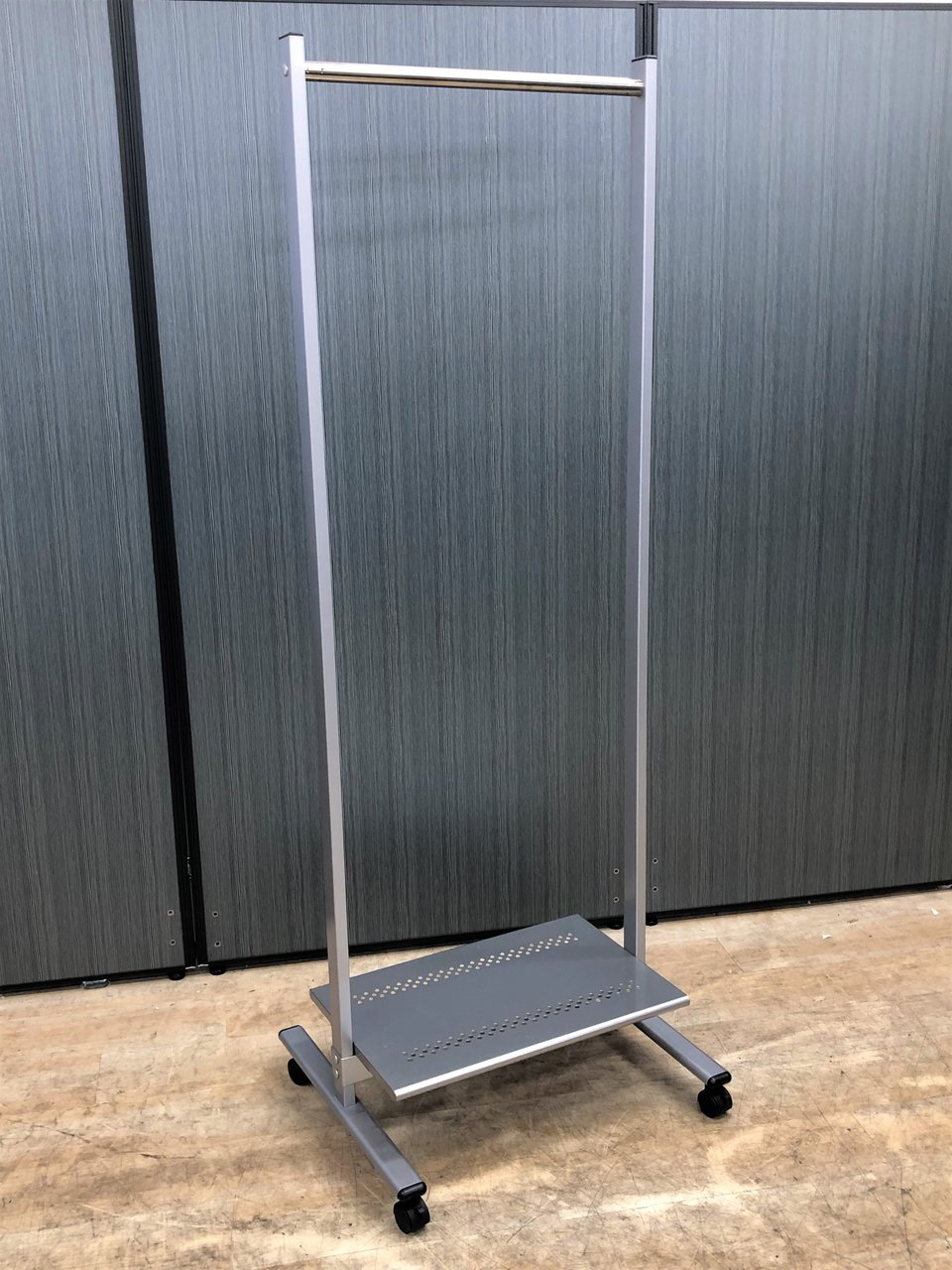 【1台入荷】トヨスチール　多人数用コートハンガー【可児】【大垣】【羽島】
                        多人数用コートハンガー
                                    中古
            