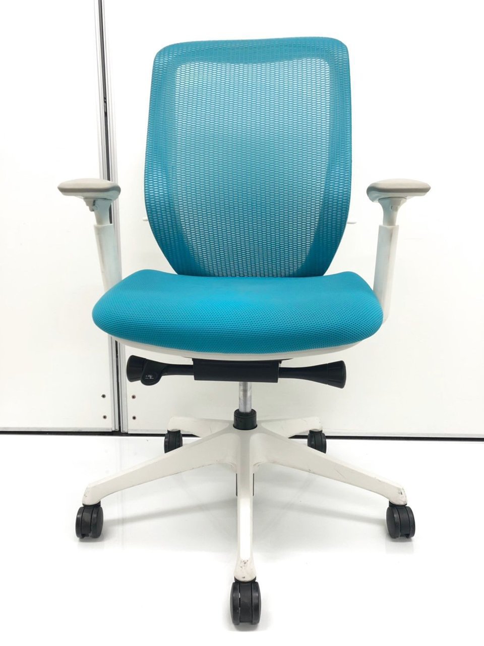 bm　オカムラ　シルフィーチェア　前傾機能　ハイバック　メッシュタイプ　中古 中古】シルフィーメッシュ オカムラ/okamura 肘付ハイバック