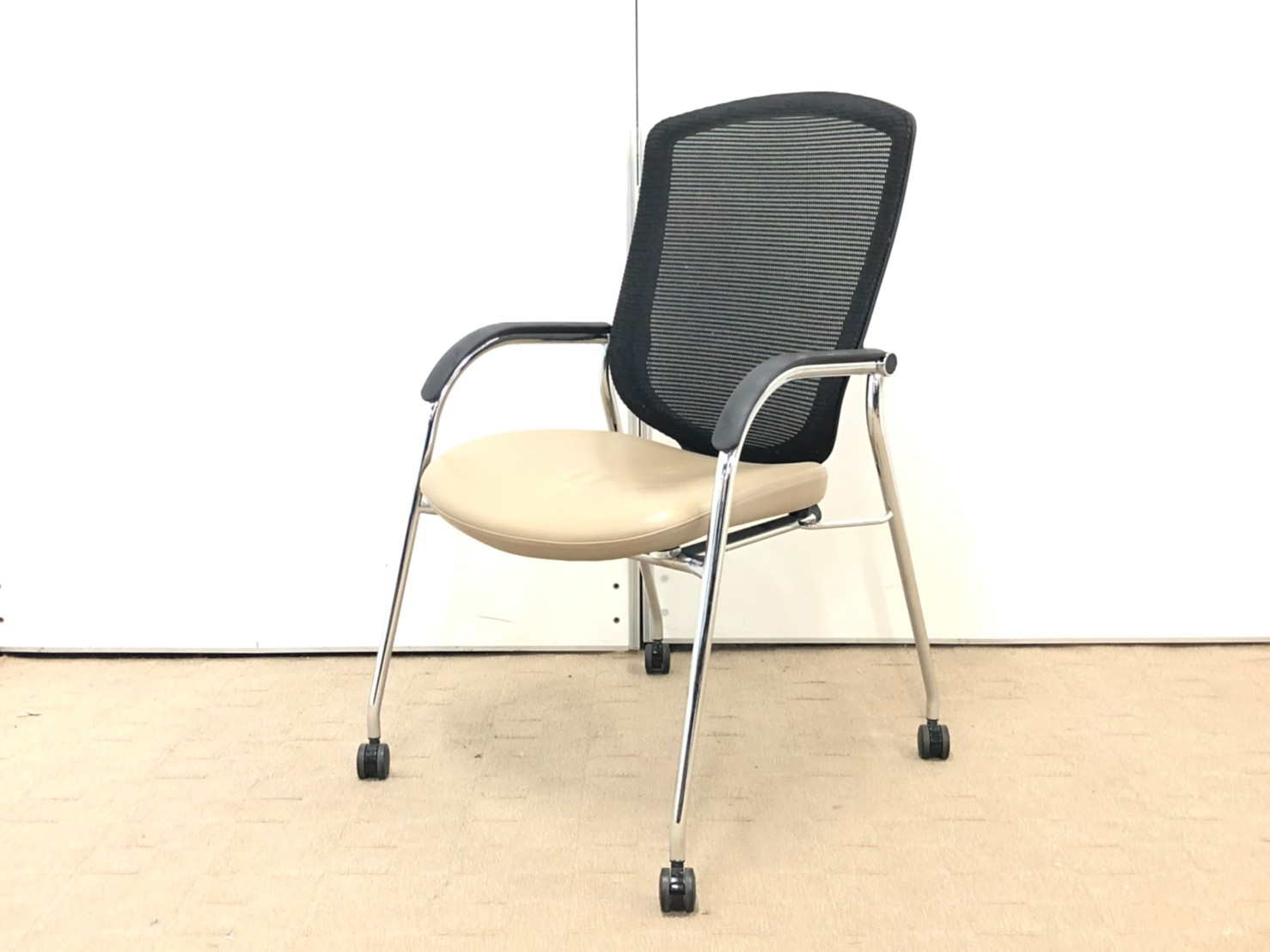 ミーティングチェアの最高級品！座り心地とデザインのいいとこ取り！オフィスにこれがあると、気遣い・配慮を3倍増しで感じます。
                        コンテッサ
                                    中古
            