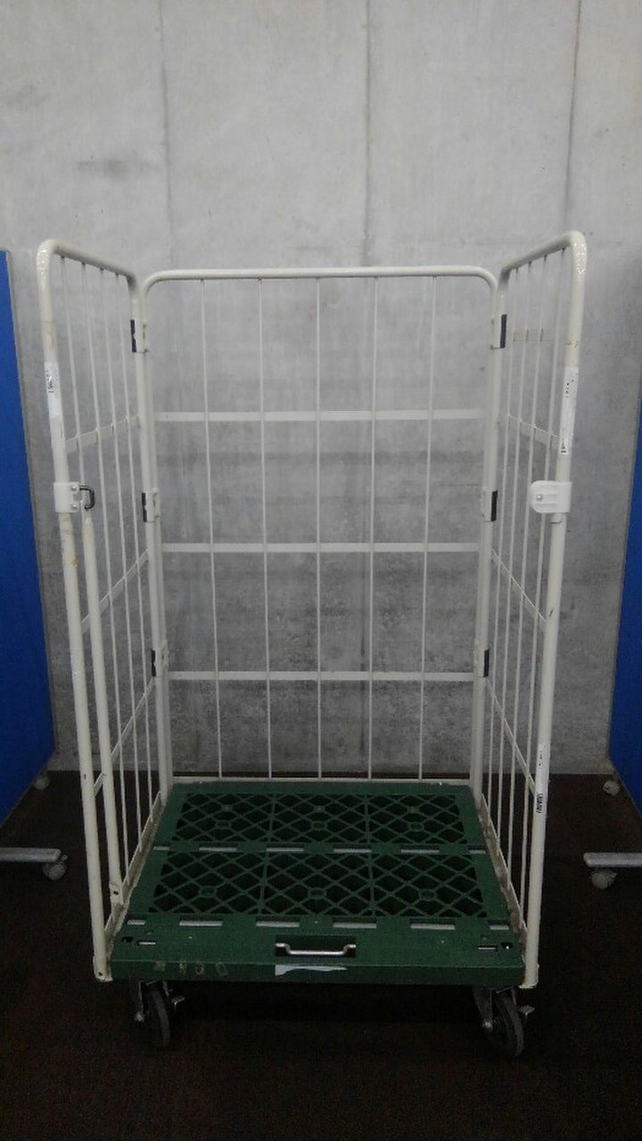 久しぶりにカゴ台車が入荷致しました！②　前輪ストッパー付き。　最大積載荷重：500kgまで　外装：アイボリー色　底板：グリーン色
商品番号：330248と若干、塗装色が異なる部分がございます。　
 ※マテハン本舗の中古商品は、千葉県柏市に在庫がございます。
                        不明
                                    中古
            