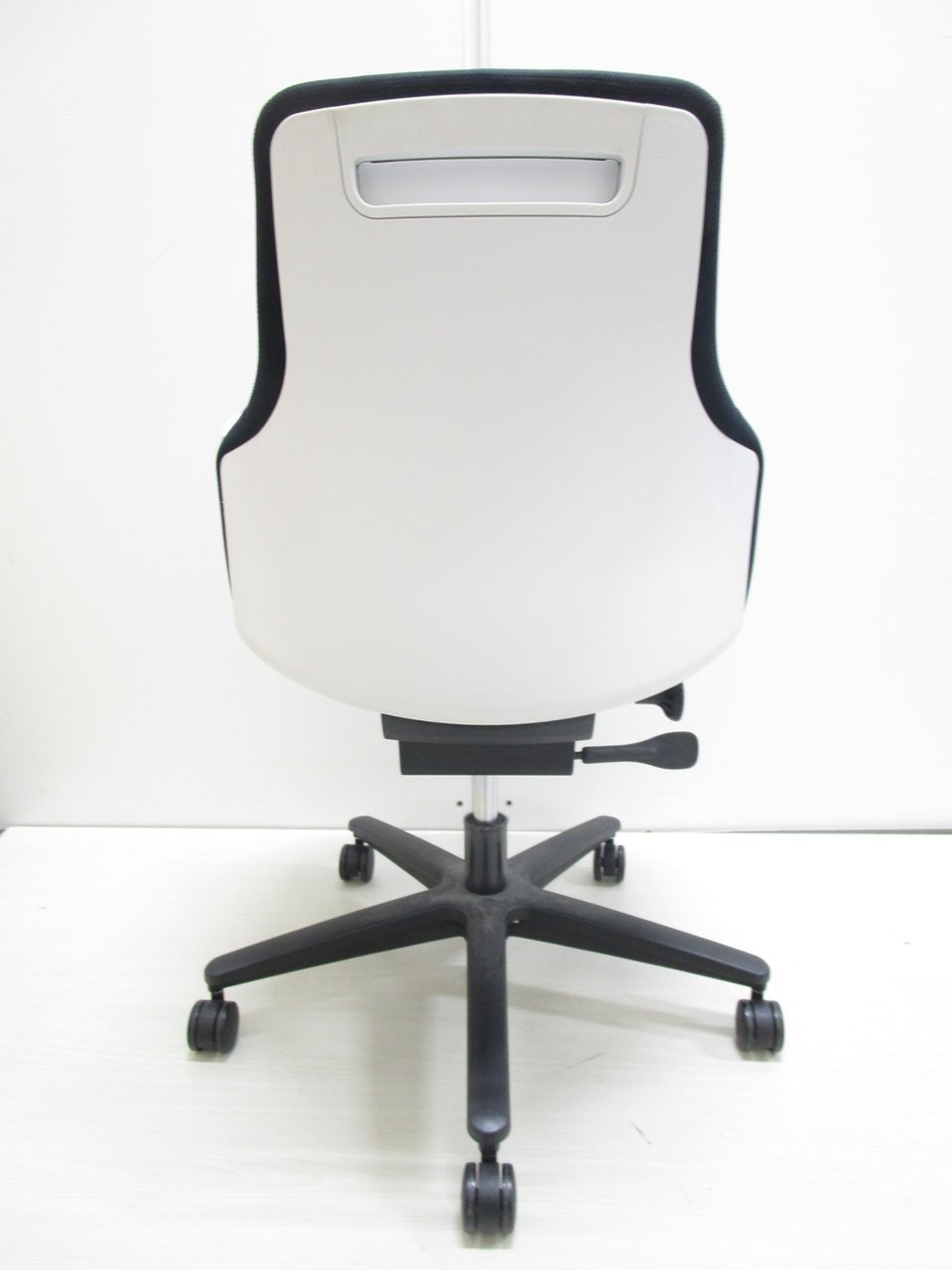 【中古】グーフォ CRS-G2700E1G9B6 コクヨ/KOKUYO 肘付ローバックチェア 330288 - 中古オフィス家具ならオフィスバスターズ