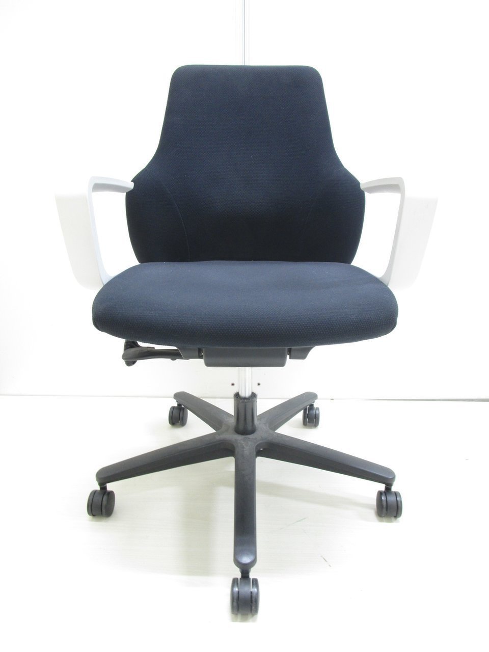 【中古】グーフォ CRS-G2700E1G9B6 コクヨ/KOKUYO 肘付ローバックチェア 330288 - 中古オフィス家具ならオフィスバスターズ