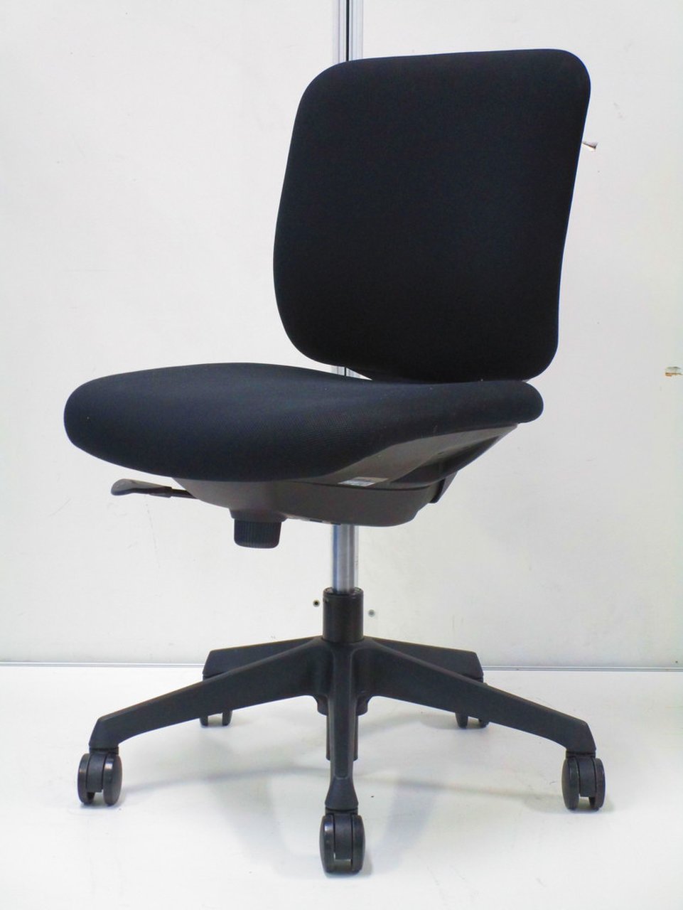 【定価約5万円！！快適性と個性にこだわったOAチェアの入荷です！！】オカムラ/CG-R
                        CG-R 
                                    中古
            