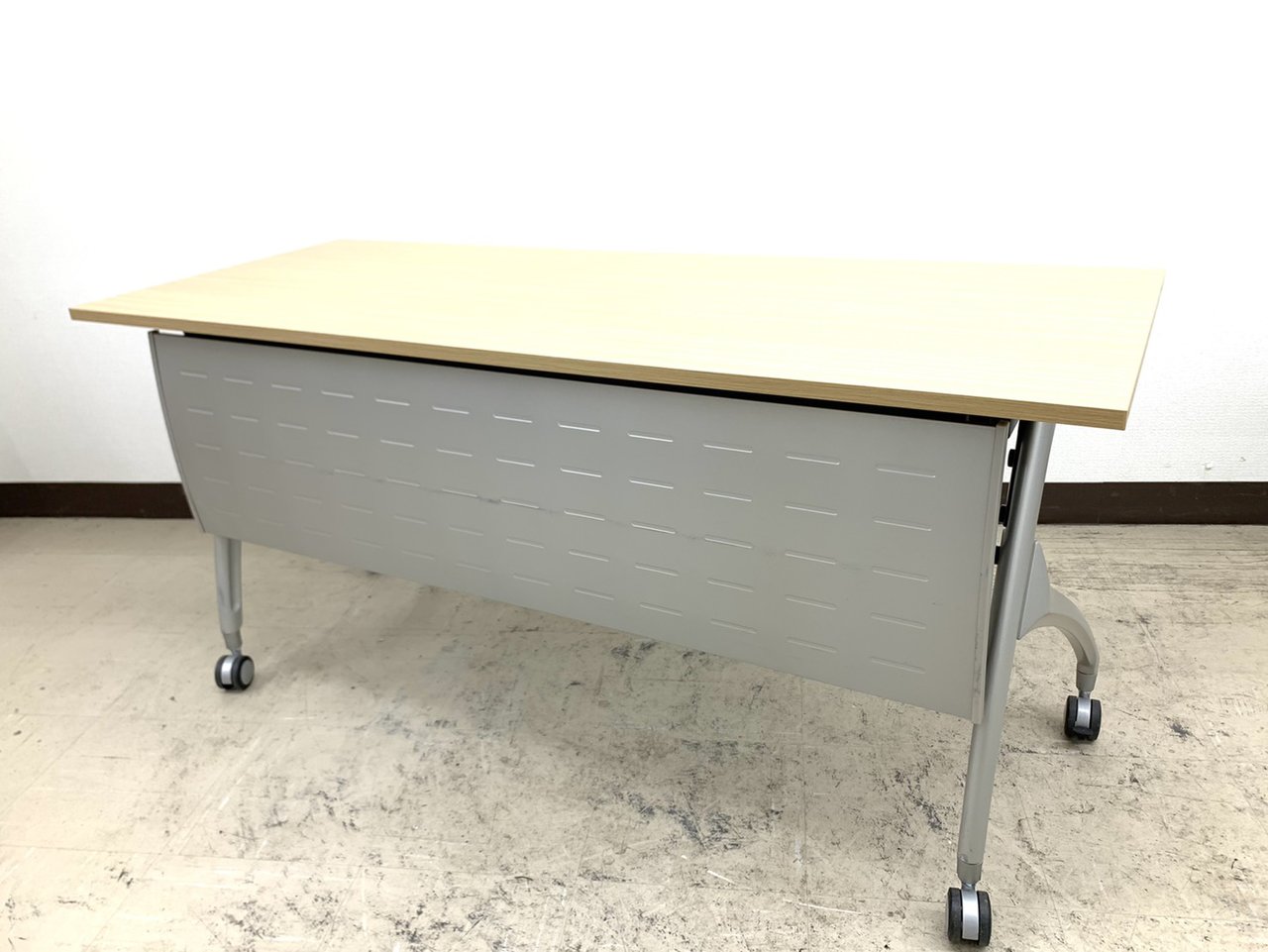 【2016年製】あと1台ナイス木目天板！収納便利スタックテーブル蓮田入店◆イトーキ製【RP】
                        その他シリーズ
                                    中古
            