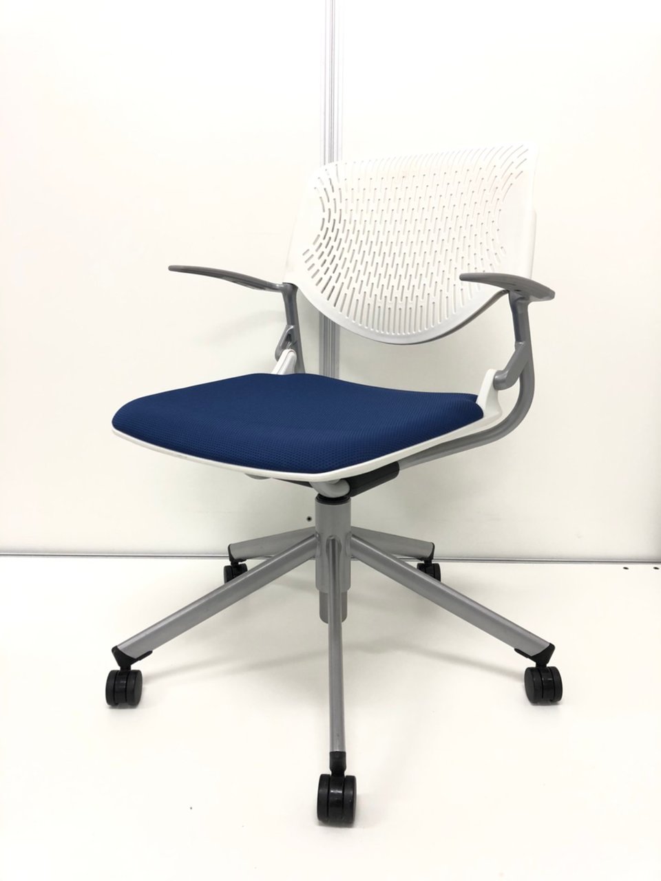 【上下昇降可能なオカムラのミーティングチェアが入荷！】2017年製の状態良好品です！【オカムラ　ルナシリーズ】
                        ルナ 
                                    中古
            