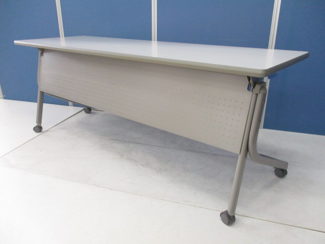 【在庫限りのサービス商品！！】■ウチダ　サイドスタックテーブル　W1800×D600ｍｍ　■使い方いろいろ！便利に使える！国産メーカーの高品質！【おつとめ品】
                        SP型
                                    中古
            