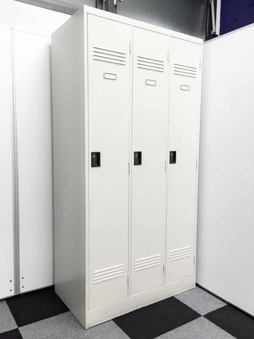 【値下げしました！】■オカムラ製　３人用ロッカー　アイボリー【おつとめ品】
                        GZ 
                                    中古
            