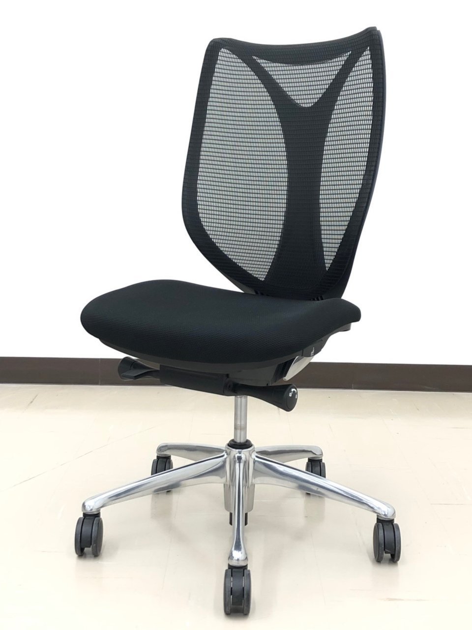 【肘無】【メッシュ生地】バロンに次ぐ有名シリーズ！【前傾姿勢が出来る珍しいチェア】オカムラ/サブリナ
                        サブリナ
                                    中古
            