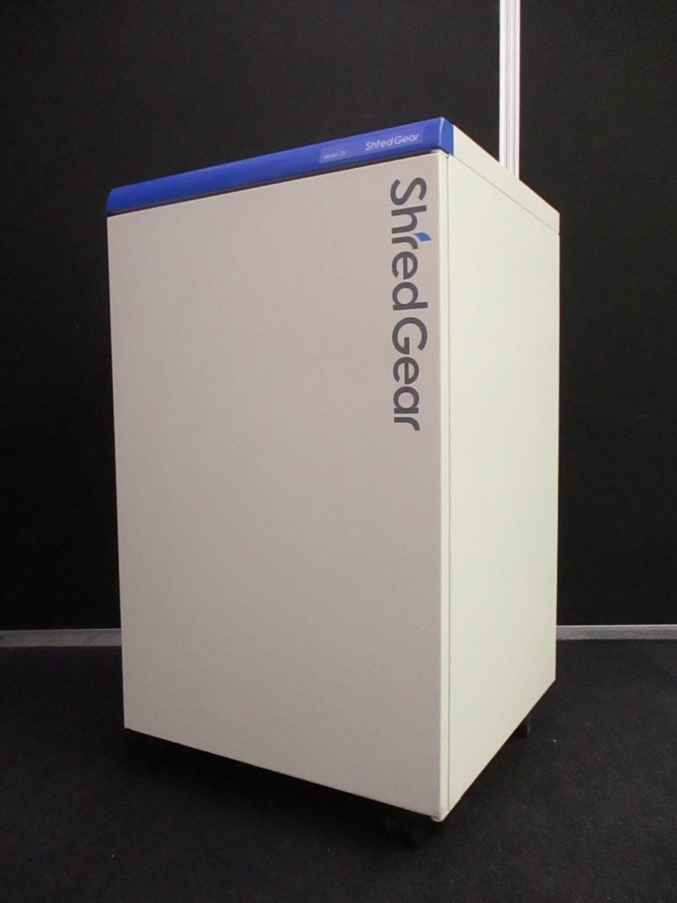 【入替セール品につきお値下げ品！通常¥90,000⇒¥60,000】【新品で買うと約40万円！】 セキュリティレベル４！ コスパ抜群の業務用シュレッダーです！
                        千嘉 
                                    中古
            