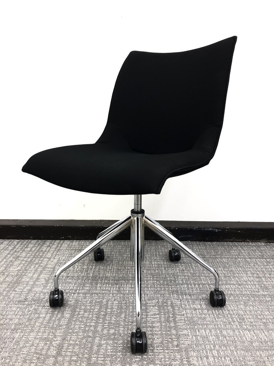 【オカムラ製チェア】会議室や休憩スペースでの使用におすすめのおしゃれチェア！！【在庫過多の為、セール品】【梅田店商品限定】
                        8145シリーズ 
                                    中古
            