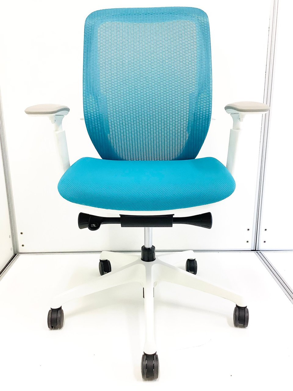 bl　オカムラ　シルフィーチェア　前傾機能　ハイバック　メッシュタイプ　中古 中古】シルフィーメッシュ オカムラ/okamura 肘付ハイバック