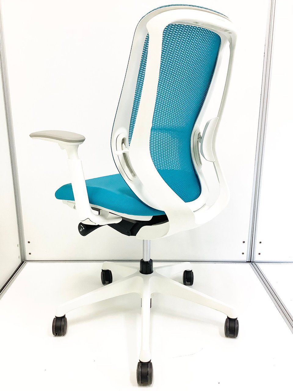 bl　オカムラ　シルフィーチェア　前傾機能　ハイバック　メッシュタイプ　中古 中古】シルフィーメッシュ オカムラ/okamura 肘付ハイバック
