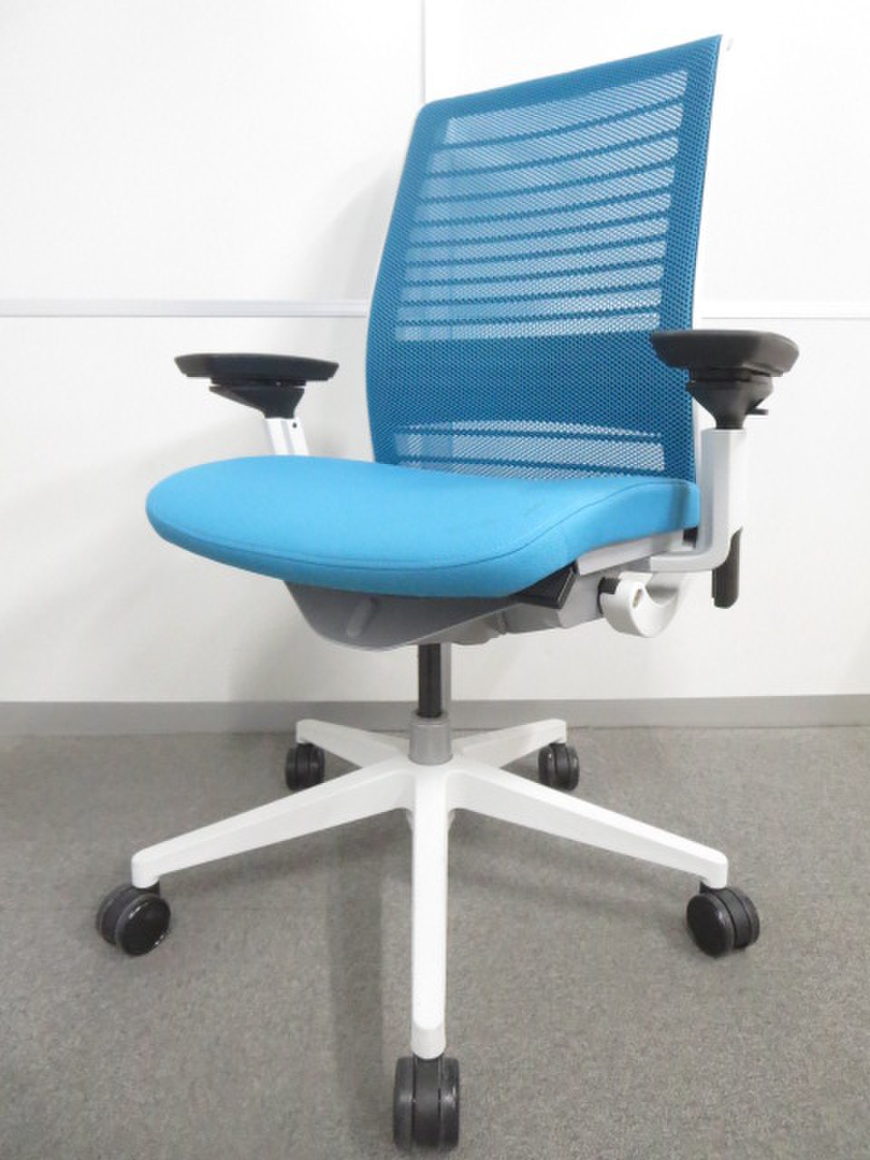 【長時間の着座のストレスを軽減！】■スチールケース　シンクチェア　3Dニット　背：ブルージェイ【Steelcase　Think】【倉庫在庫KRC】【RP】
                        シンクチェア（2015年以降モデル） 
                                    中古
            