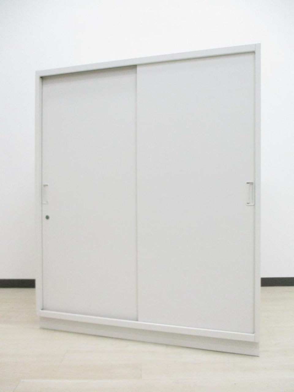 【2台のみ】省スペースオフィスにおすすめの引違い書庫
                        シンライン
                                    中古
            