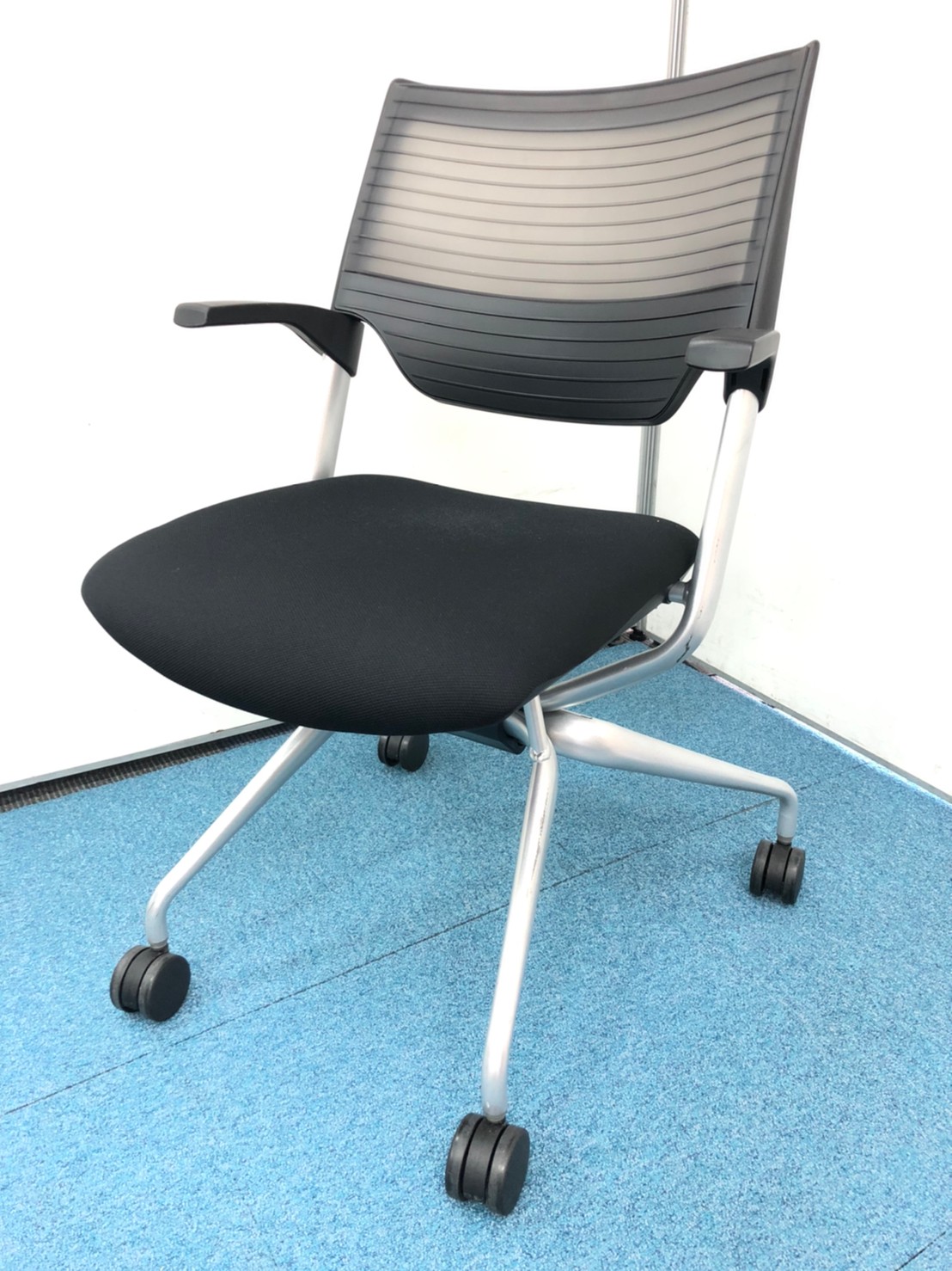 【2019年製】肘付き/会議用チェア/エラストマーバック/高級感有り
                        レクシブ
                                    中古
            