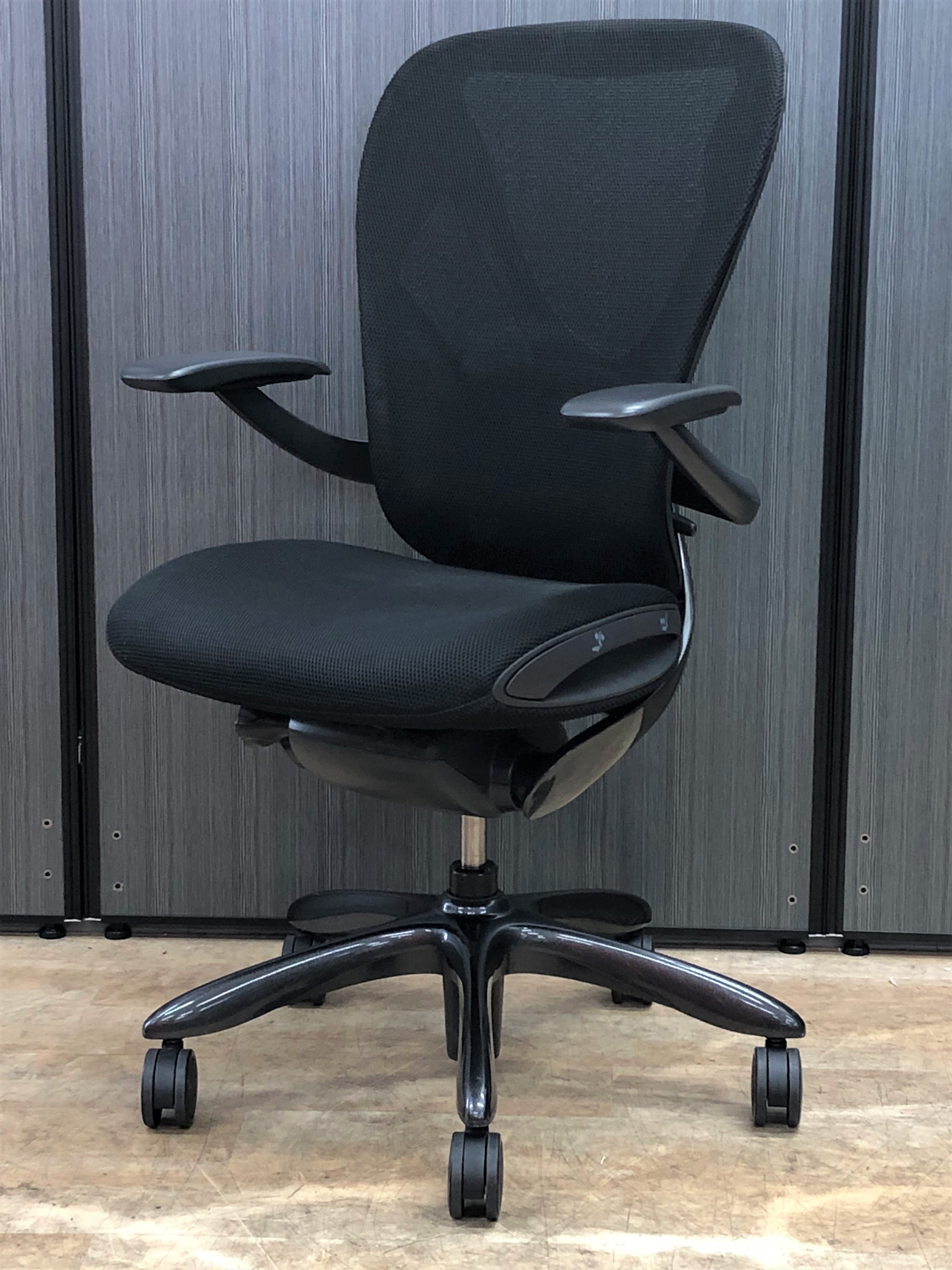 【1脚入荷】車を彷彿させるデザイン！機能性と美しさを融合したメッシュチェア【大垣】【各務原】【羽島】
                        Xair
                                    中古
            