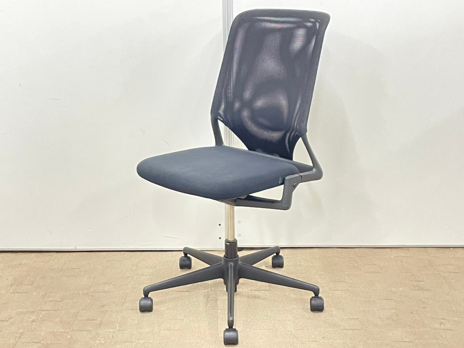 【在庫処分セール品！】海外メーカー品！国産のチェアにはないデザイン性があります。【J】【J4】
                        メダⅡ
                                    中古
            