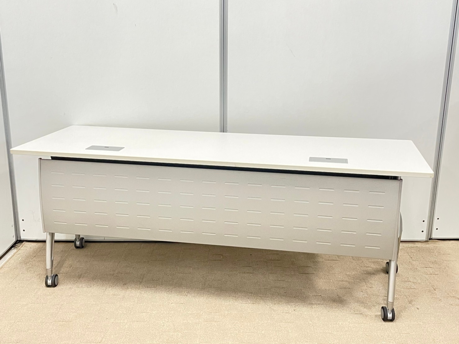 配線カバー付きの大きいスタックテーブル。折り畳みができるので、収納ができる机として利用できます！※在庫入れ替えセール品！【J】
                        zzzz
                                    中古
            