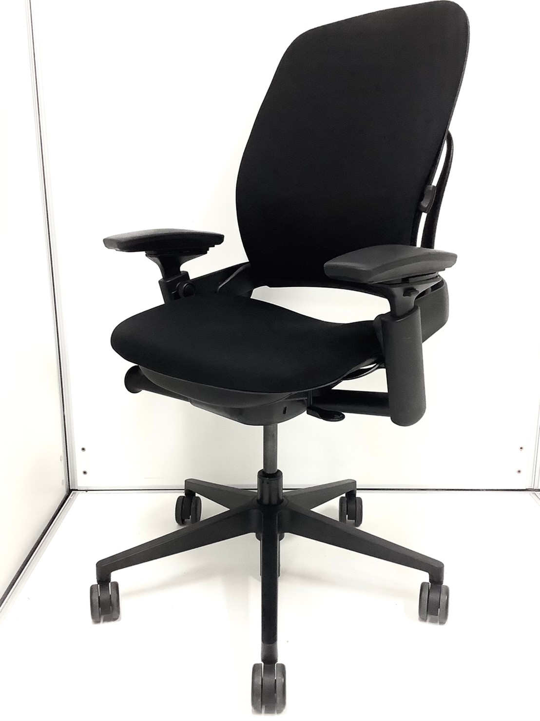 【先行WEB掲載商品（九月末入荷予定品】◆Steelcase／スチールケース　◆Leap V2／リープV2 ※横浜店撮影画像※
                        リープチェア（V2タイプ）
                                    中古
            