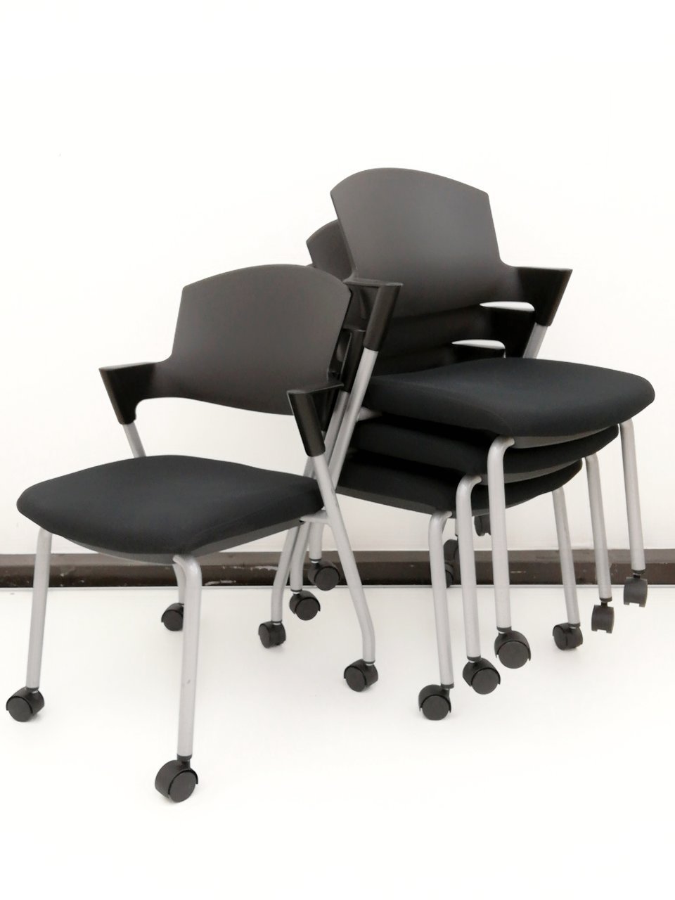 【4脚セットでちょっとお得】人気のスタッキングチェア入荷！既存家具と合わせやすいブラック！｜コクヨ｜プロッティ｜キャスター｜背クッション無し｜
                        プロッティ（キャスター付）
                                    中古
            