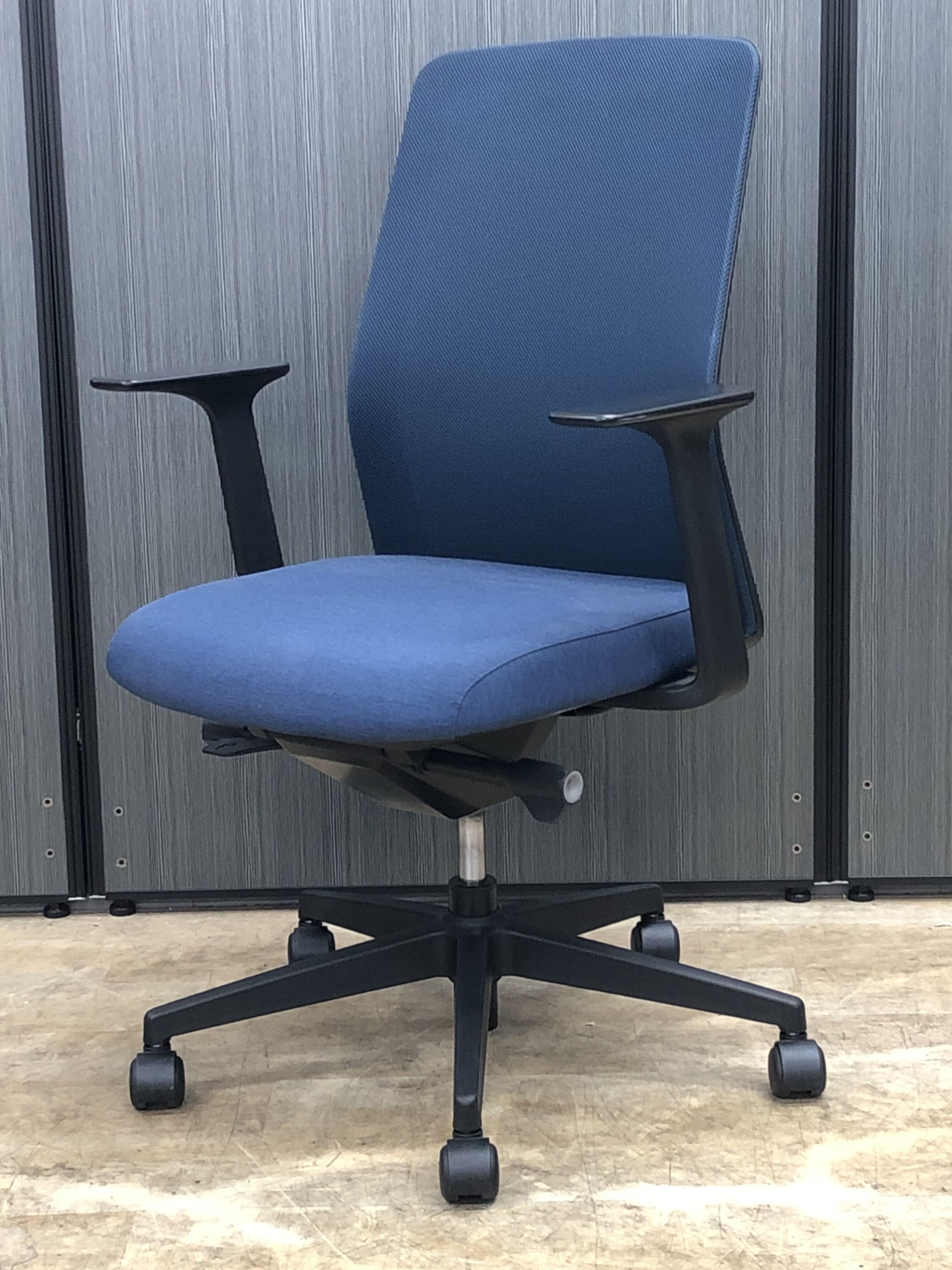 【3脚入荷】様々なシーンに合うシンプルでシャープなデザイン！【大垣】【各務原】【可児】
                        T400
                                    中古
            