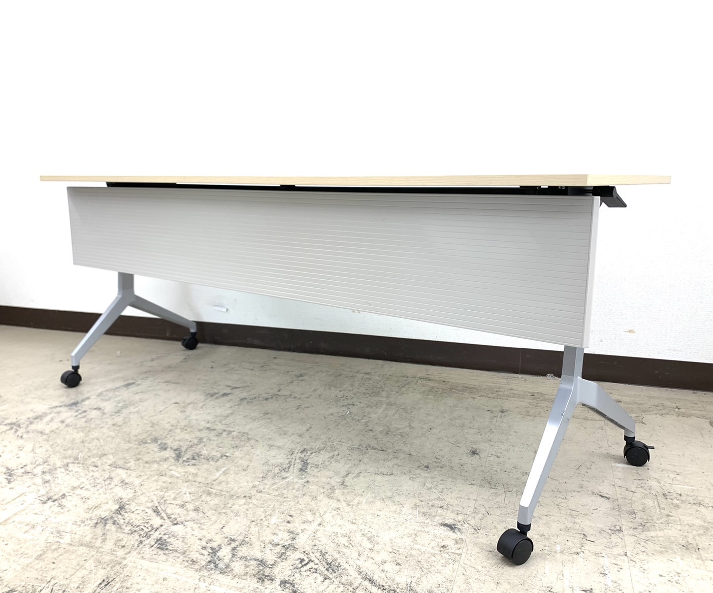 【状態Aランク品】【幅1800mm】広～い天板！平行スタック可能便利アイテム※天板ナチュラル色◆内田洋行【RP】
                        パラグラフ
                                    中古
            