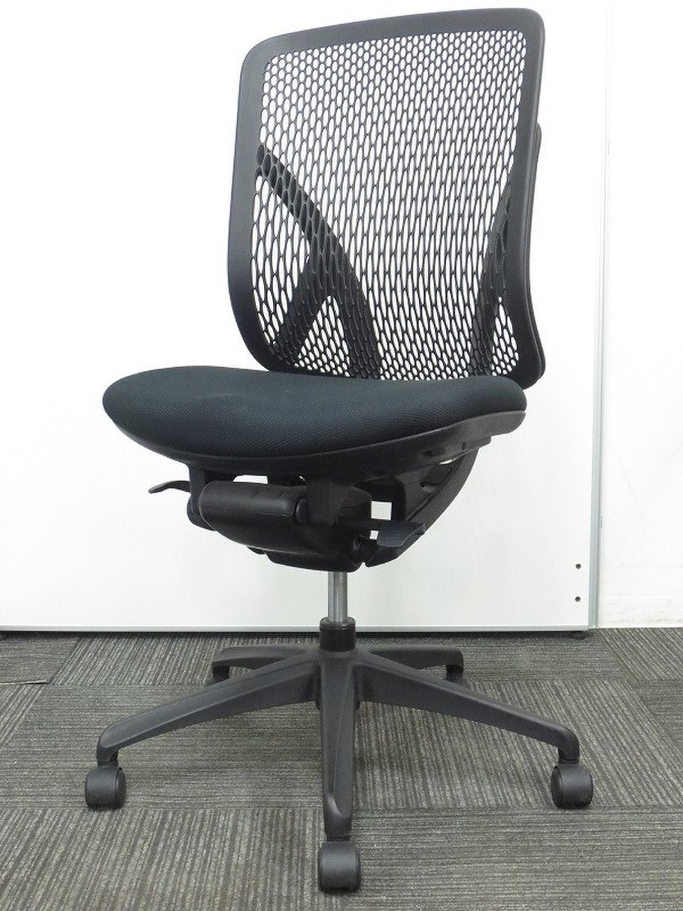 【背中にフィットするS字のフォルム！】■イエラチェア（yera）　ブラック　■デザインと人間工学を追究！【倉庫在庫】KRC【RP】
                        イエラ
                                    中古
            