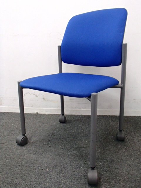 【在庫入替】キャスター付きで収納後の移動もラクラク！｜イトーキ｜スタッキングチェア｜LK｜キャスター付き｜ブルー｜
                        エルケイ
                                    中古
            