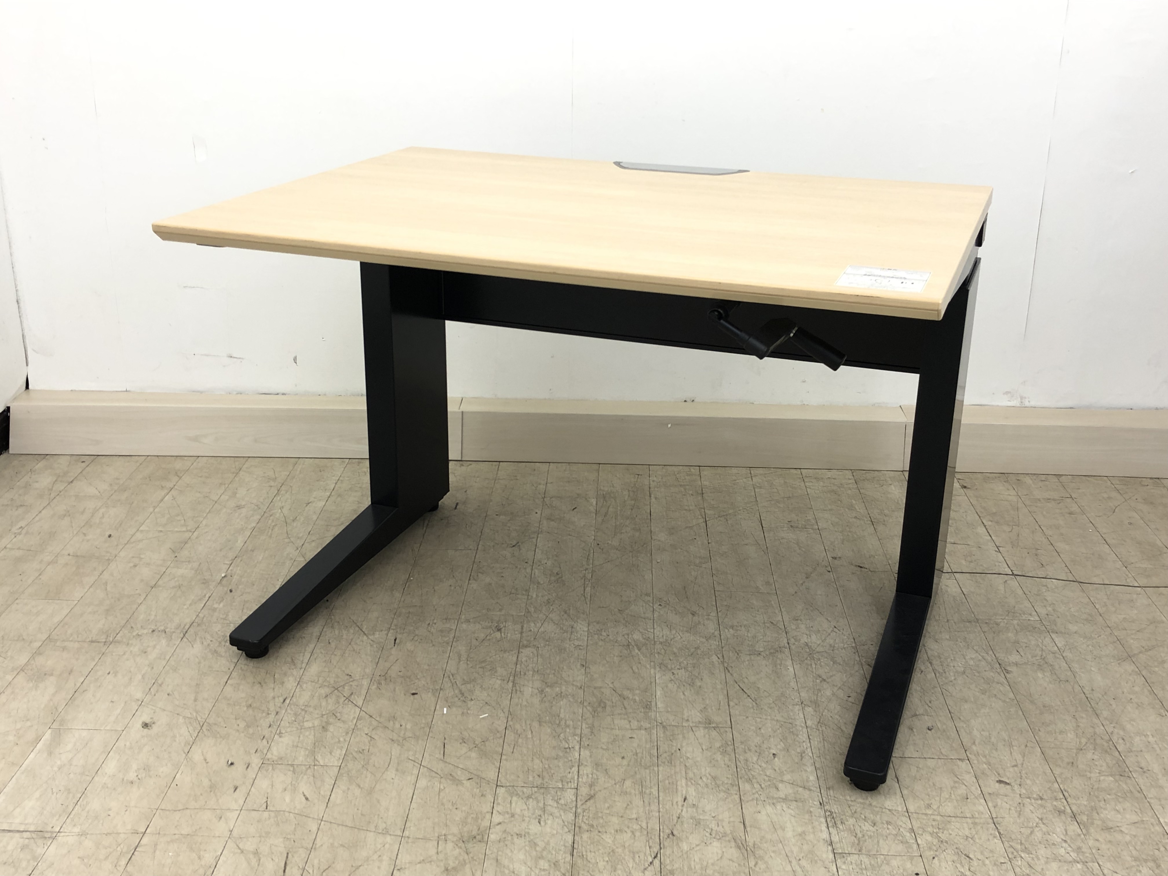 【来ましたトレンド昇降デスク！】木目天板とブラックの脚はかっこいいとしか言えません♦オカムラ製※手動タイプ
                        プロユニット
                                    中古
            