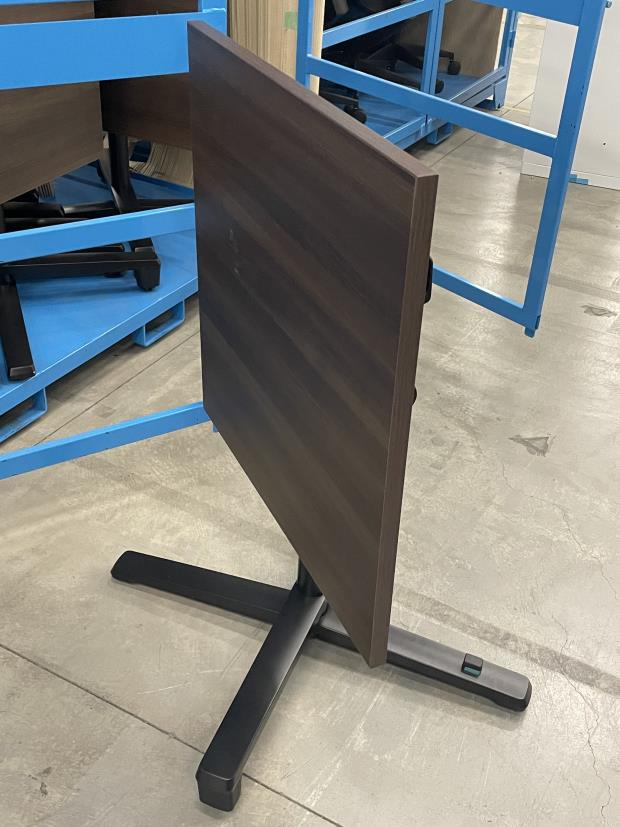 【シックな見た目のテーブル入荷！】
休憩室用、作業台としても！
オカムラ/スクエアテーブル/折り畳み可能
                        折りたたみテーブル N
                                    中古
            