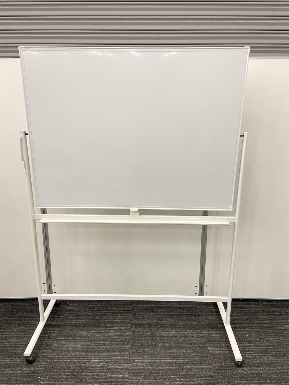 【キャスター付でスイスイ動く！】■プラス製　脚付ホワイトボード　W1200×H900mm　両面タイプ【倉庫在庫】【RP】
                        LB
                                    中古
            