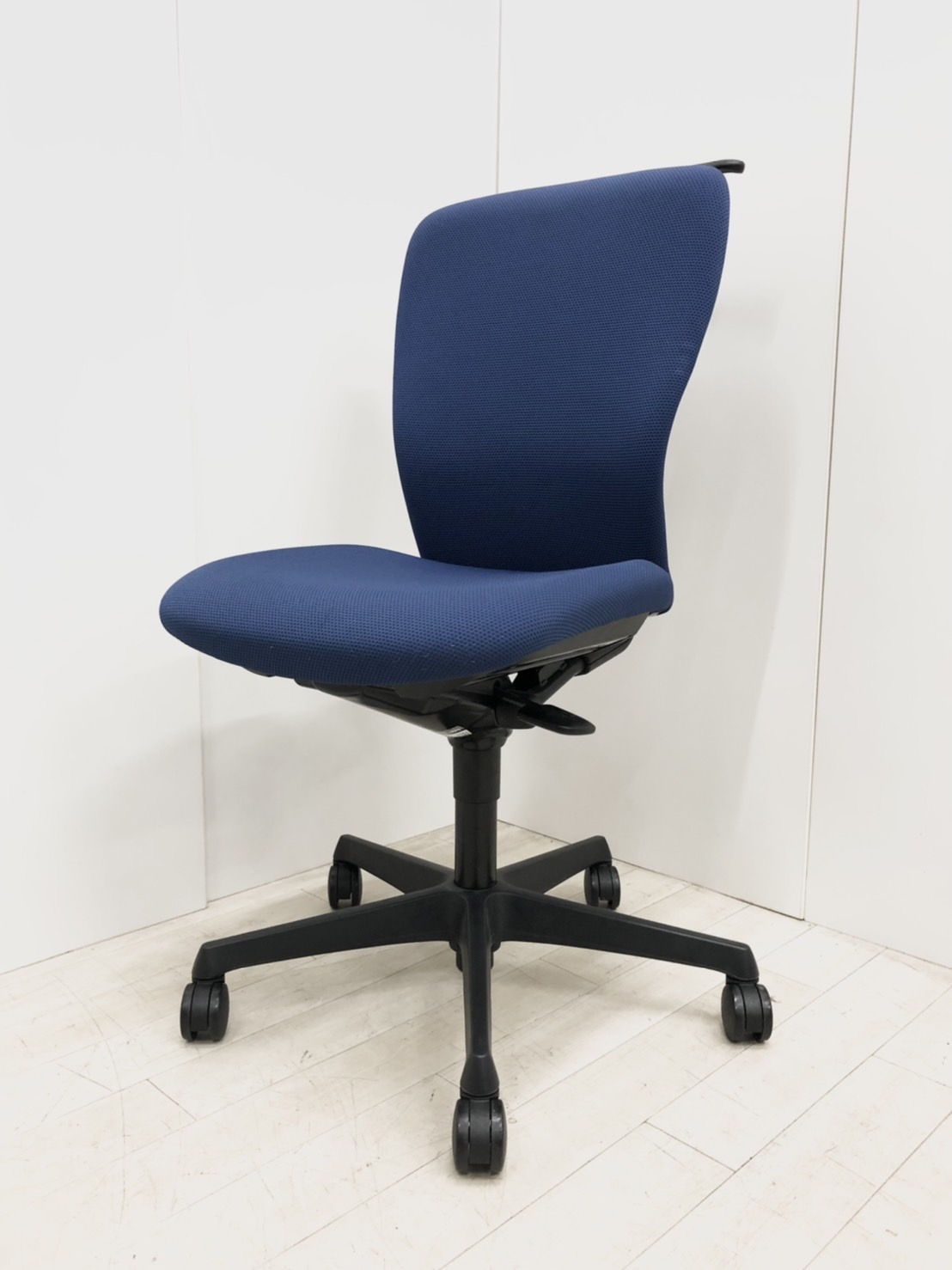 【定番オフィスチェア】オカムラ/スラート/ブルー/肘無しオフィスチェア
                        スラート
                                    中古
            