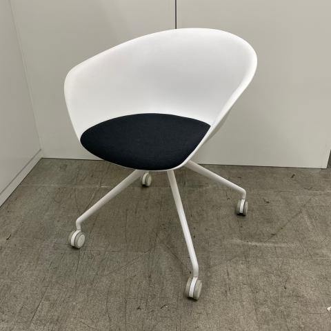 【状態良好】【ロット入荷】ミーティングチェア　ブラックｘホワイトのツートンカラー！！
                        その他シリーズ
                                    中古
            