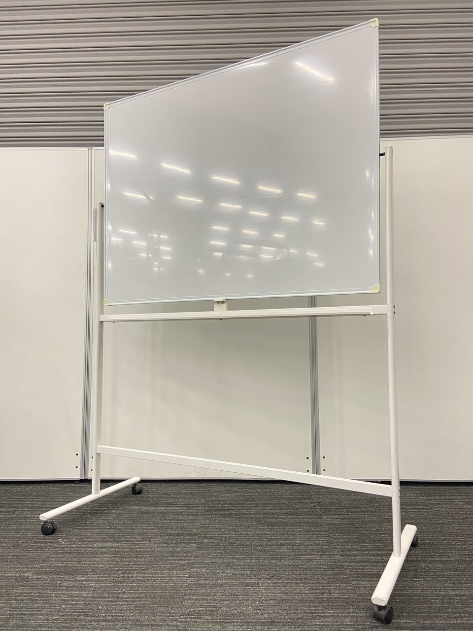 【あると便利な逸品！】■プラス製　脚付ホワイトボード　両面タイプ（W1200×H900mmボード）
                        LB
                                    中古
            