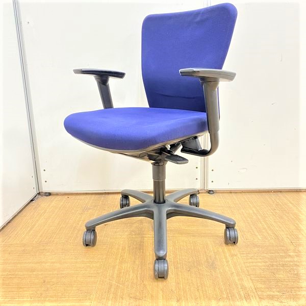 【4脚入荷】ローコストチェアの決定版！スタイリッシュフォルムに可動肘付き！！
                        カロッツァ
                                    中古
            
